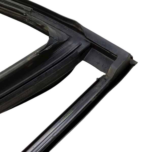 BORRACHA CANALETA VIDRO PORTA TRASEIRA ESQUERDA  MERCEDES-BENZ C 200K 1.8 2009 195570