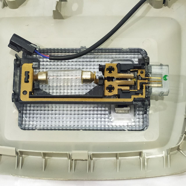 LUZ CORTESIA  GM SONIC LT HB AT 2013 26273