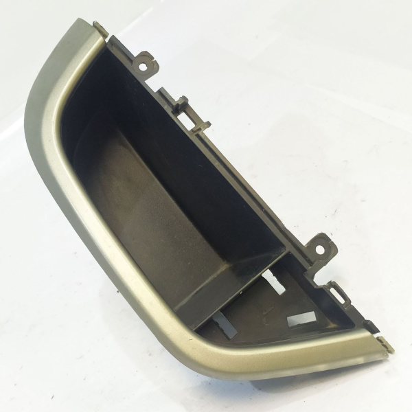 PORTA OBJETO ESQUERDO PAINEL  GM SONIC LT HB AT 2013 26020