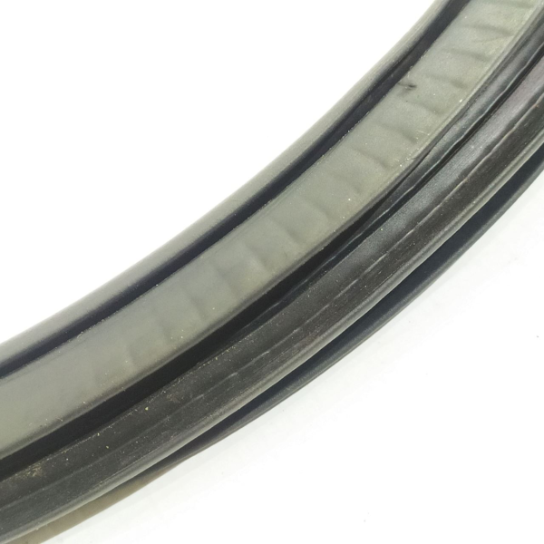 BORRACHA PORTA TRASEIRA DIREITA  GM SONIC LT HB AT 2013 26039