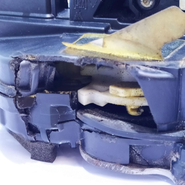 FECHADURA PORTA TRASEIRA DIREITA GM SONIC LT HB AT 2013 26324