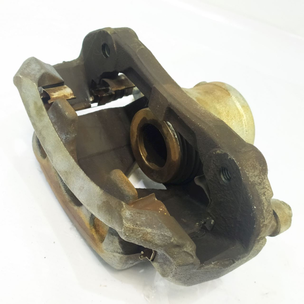 PINÇA FREIO DIANTEIRA ESQUERDA  GM SONIC LT HB AT 2013 26013