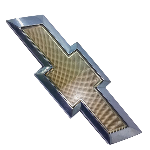 EMBLEMA PARA CHOQUE DIANTEIRO  GM SONIC HB 1.6 2013 200858