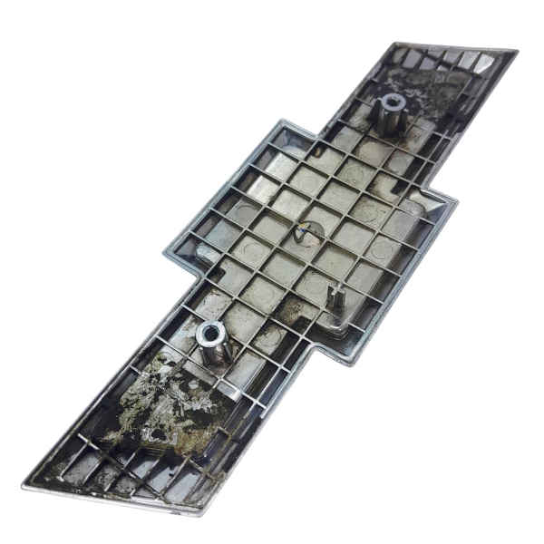 EMBLEMA PARA CHOQUE DIANTEIRO  GM SONIC HB 1.6 2013 200858