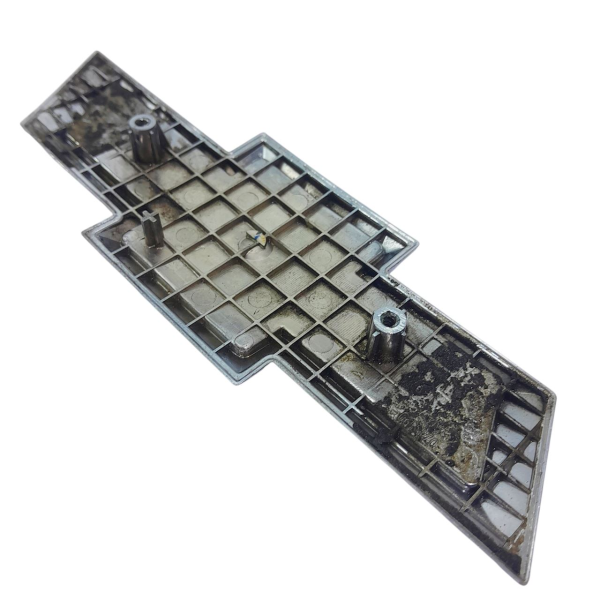 EMBLEMA PARA CHOQUE DIANTEIRO  GM SONIC HB 1.6 2013 200858