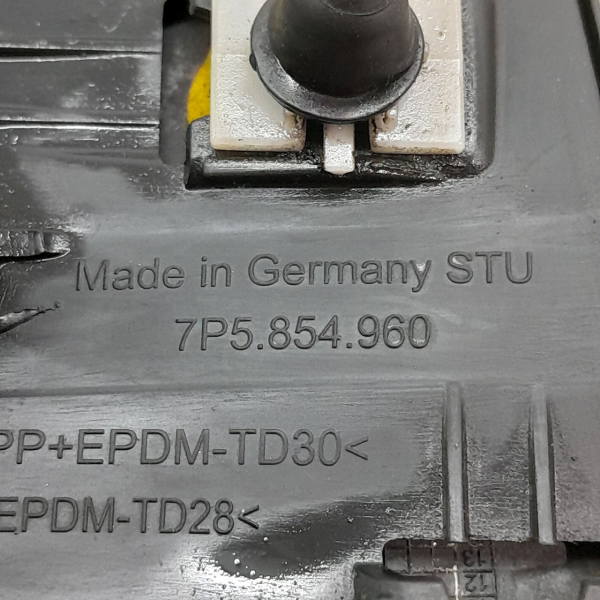 ACABAMENTO INFERIOR PARA LAMA DIREITO  PORSCHE CAYENNE S 4.8 T 2011 189965