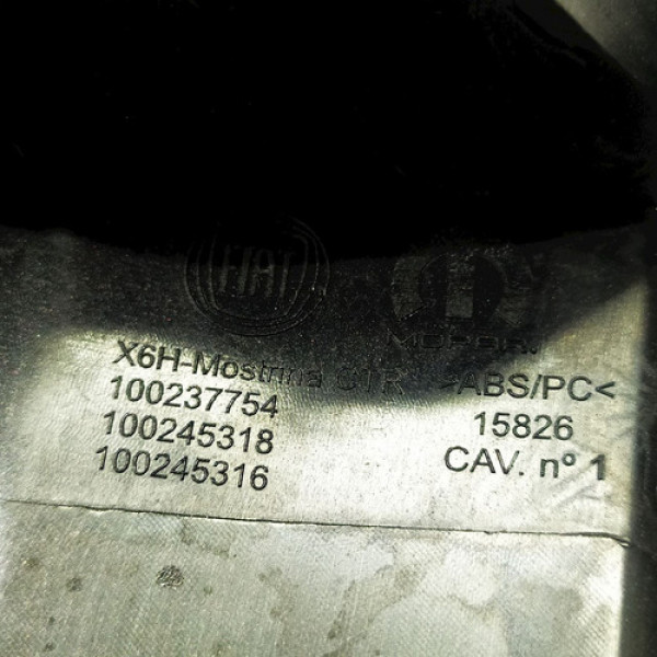 Friso Direito Painel Fiat Cronos 1.8 16v At 2019 94356 Não Informado