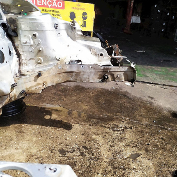 Longarina Esquerda  Vw Saveiro 1.6 2013 195894 Não Informado