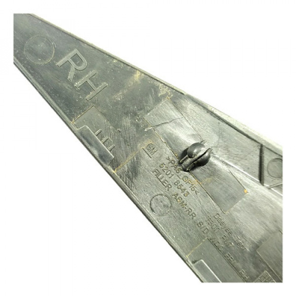 Moldura Externa Porta Traseira Direita Gm Spin At 2019 92487