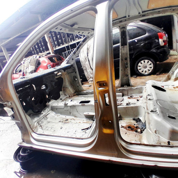 Caixa Ar Pé Coluna Esquerda  Vw Polo 1.6 2003 203476 Não Informado