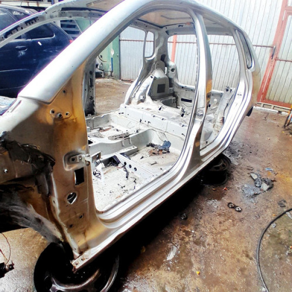 Caixa Ar Pé Coluna Esquerda  Vw Polo 1.6 2003 203476 Não Informado