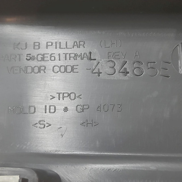 Acabamento Superior Coluna Central Esquerda  Jeep Cherokee S