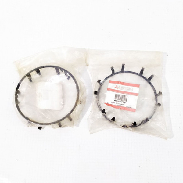 Par Grampos Tampa Miolo Roda Pajero Mb624908  111999